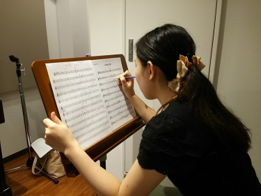 楽譜に書き込む生徒