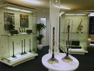 ビュッフェ・クランポンに並べられたクラリネット