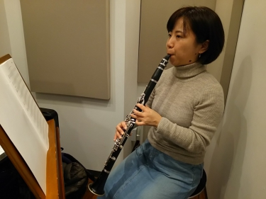 真剣にクラリネットを演奏する生徒