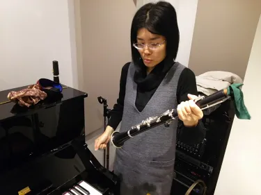 スワブを通してクラリネットをお掃除する生徒