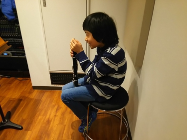 楽しそうにクラリネットのセッティングをする子供