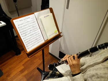 立ってクラリネットを演奏する生徒