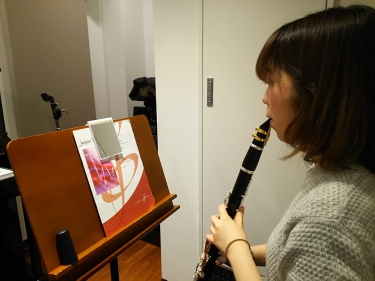 鏡で口の形を確認する生徒