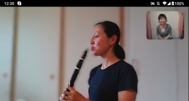 オンラインレッスンで演奏準備をする生徒