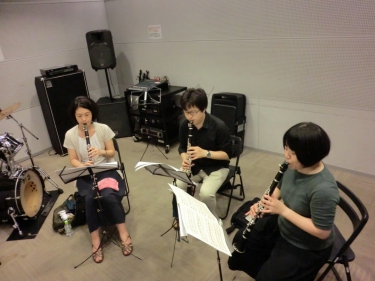 クラリネットアンサンブルで合奏する生徒と講師