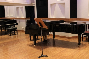 ピアノの前に置かれた譜面台