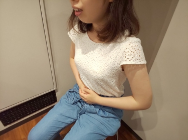 腹式呼吸の練習をする生徒