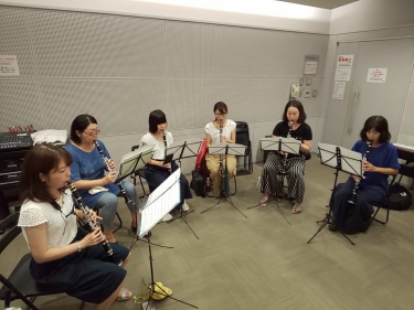 クラリネットアンサンブルで演奏する生徒達