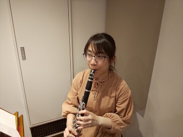 正しい角度でクラリネットを吹く生徒