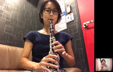 オンラインレッスンで演奏する生徒