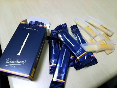 開いたリードの箱とリート