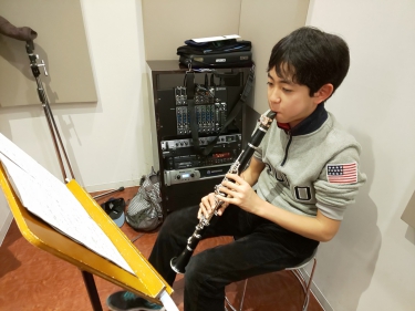 楽しそうに座って演奏する生徒