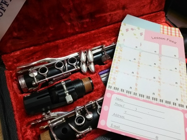 ケースに入ったクラリネットと月謝袋