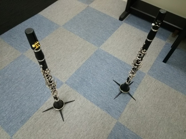 スタンドに立てられた2本のクラリネット