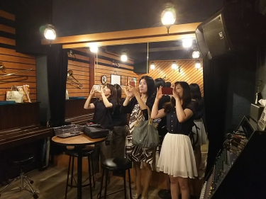 リハーサルスタジオを撮影する生徒達