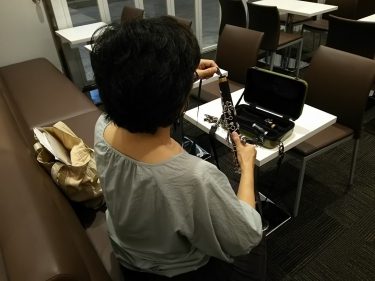スワブでクラリネットをお掃除して片付ける生徒