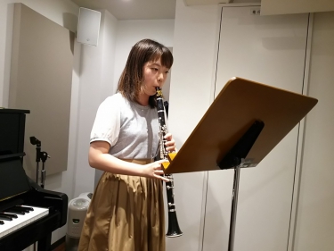 真剣にクラリネットを演奏する生徒
