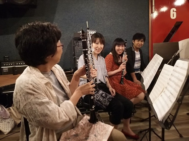 バンドアンサンブルを楽しむ生徒達