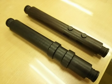 工房のデスクに置かれた穴開け前のクラリネットのパーツ