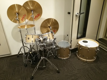 バラバラに置かれたドラムセット
