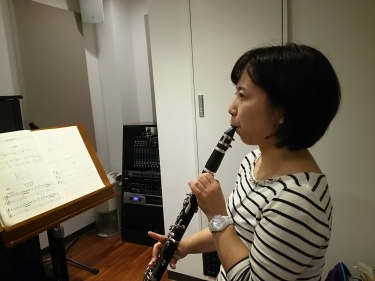 クラリネットに息を吹き込む生徒