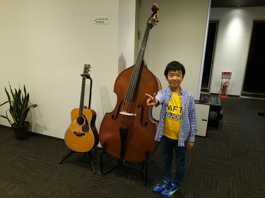 ウッドベースと一緒に写真をとる男の子