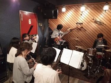 バンドアンサンブルの準備をする生徒達