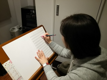 習った音を五線紙に書く生徒