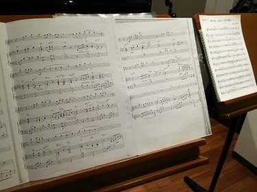 譜面台に置かれた楽譜