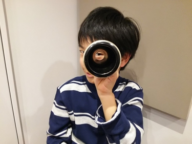 ベルから楽しそうにこちらを覗く生徒