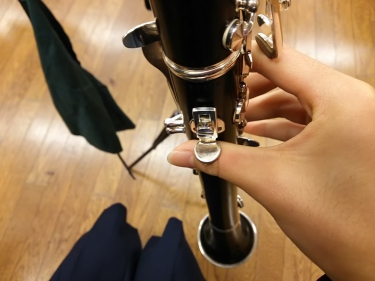 バランス良く親指で支えるクラリネット