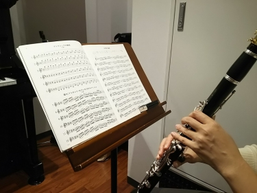 楽譜を見ながら演奏する生徒
