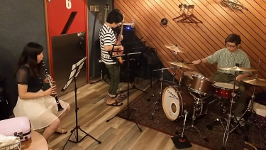 バンドアンサンブルでクラリネットを演奏する生徒