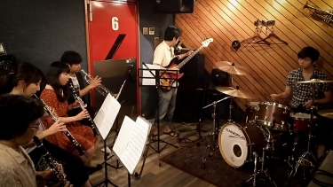 バンドアンサンブルでクラリネットを演奏する生徒達