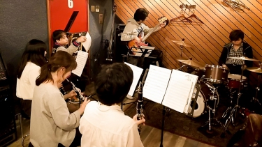 バンドアンサンブルの準備をする生徒達