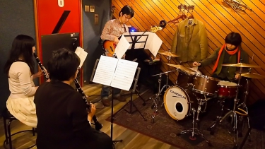 バンドアンサンブルを楽しむ生徒