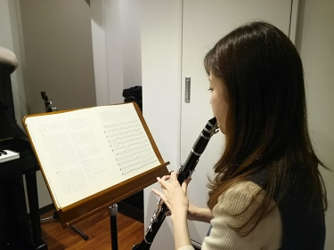綺麗な姿勢でクラリネットを演奏する生徒