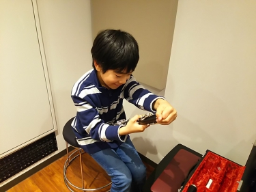 笑顔でクラリネットを準備する子供