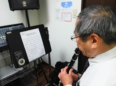 楽譜を見ながら演奏する生徒