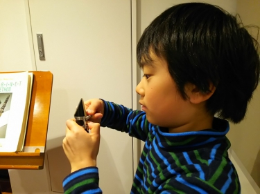 リガチャーをしめる子供