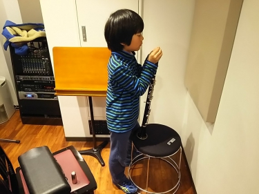 クラリネットを組み立てる子供