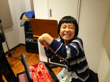 楽しそうにクラリネットを組み立てる子供