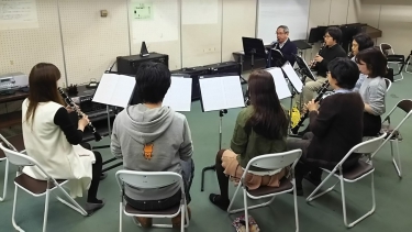 クラリネットアンサンブルを楽しむ7名の生徒達