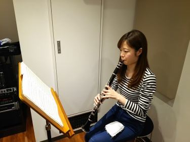 綺麗な姿勢でクラリネットを演奏する生徒