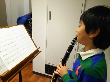 クラリネットを上手に演奏する子供