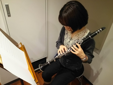右手の指使いをクラリネットで確認する生徒