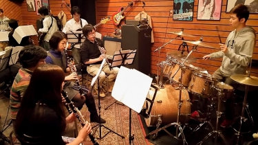 バンドアンサンブルを楽しむ生徒達