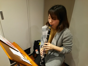 クラリネットを演奏する生徒