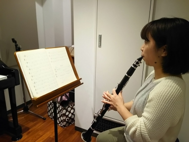 運指を確認しながら演奏する生徒