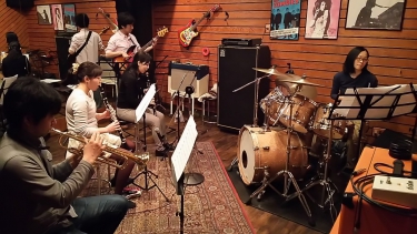 バンドアンサンブルで演奏する生徒